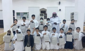جامع مريع المطيري يكرم طلابه المتميزين جامع مريع المطيري يكرم طلابه المتميزين